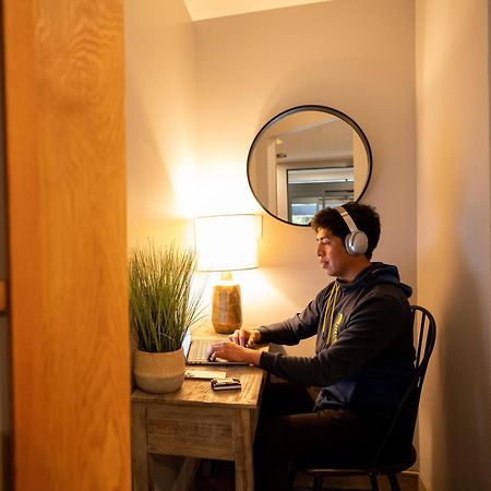 Alpenglow Lodge Family Studio With Murphy Bed By Mva 휘슬러 외부 사진